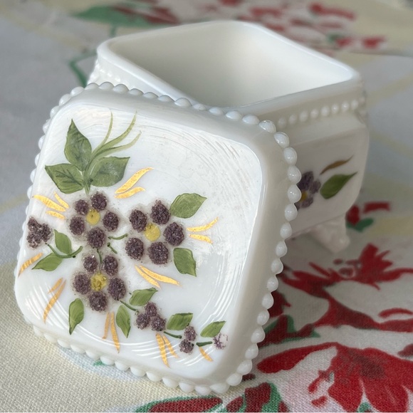Vintage milk glass jewelry box. - Picture 8 of 9